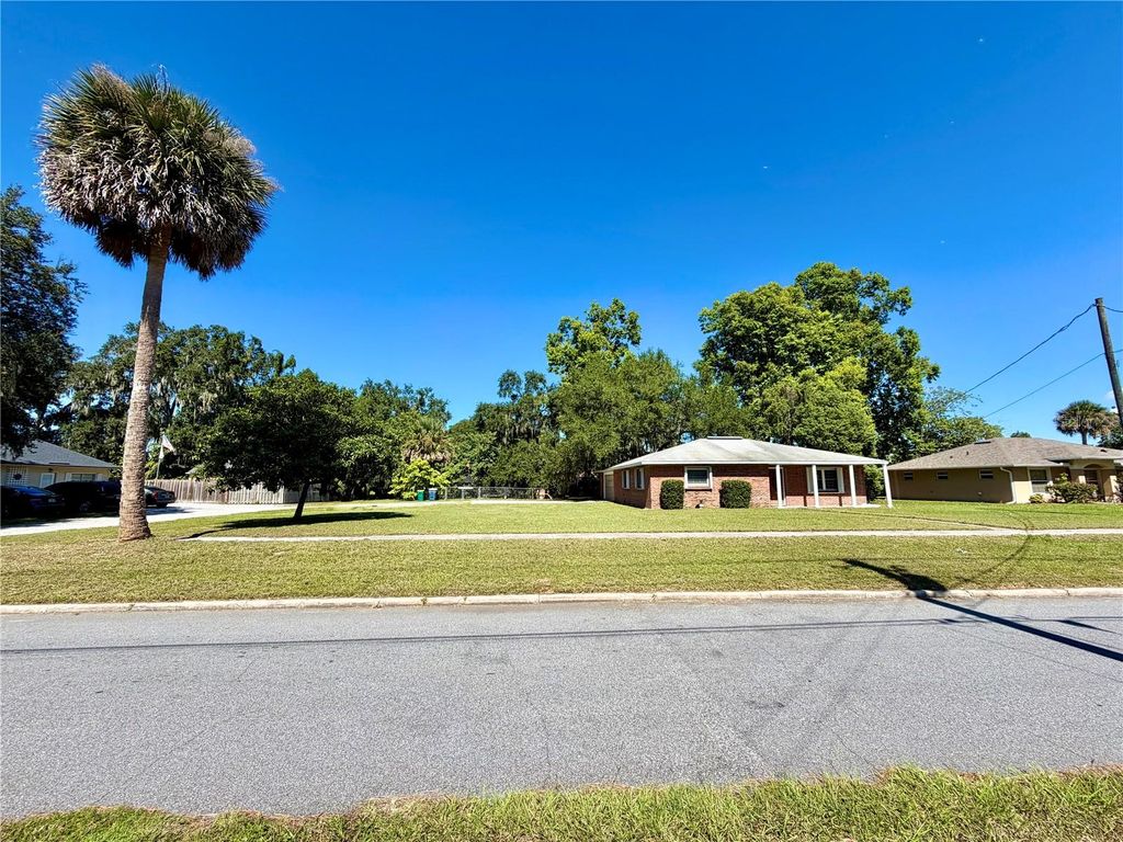 Photo of 208 Palm Way, Tavares, FL 32778 (MLS # G5103376)
