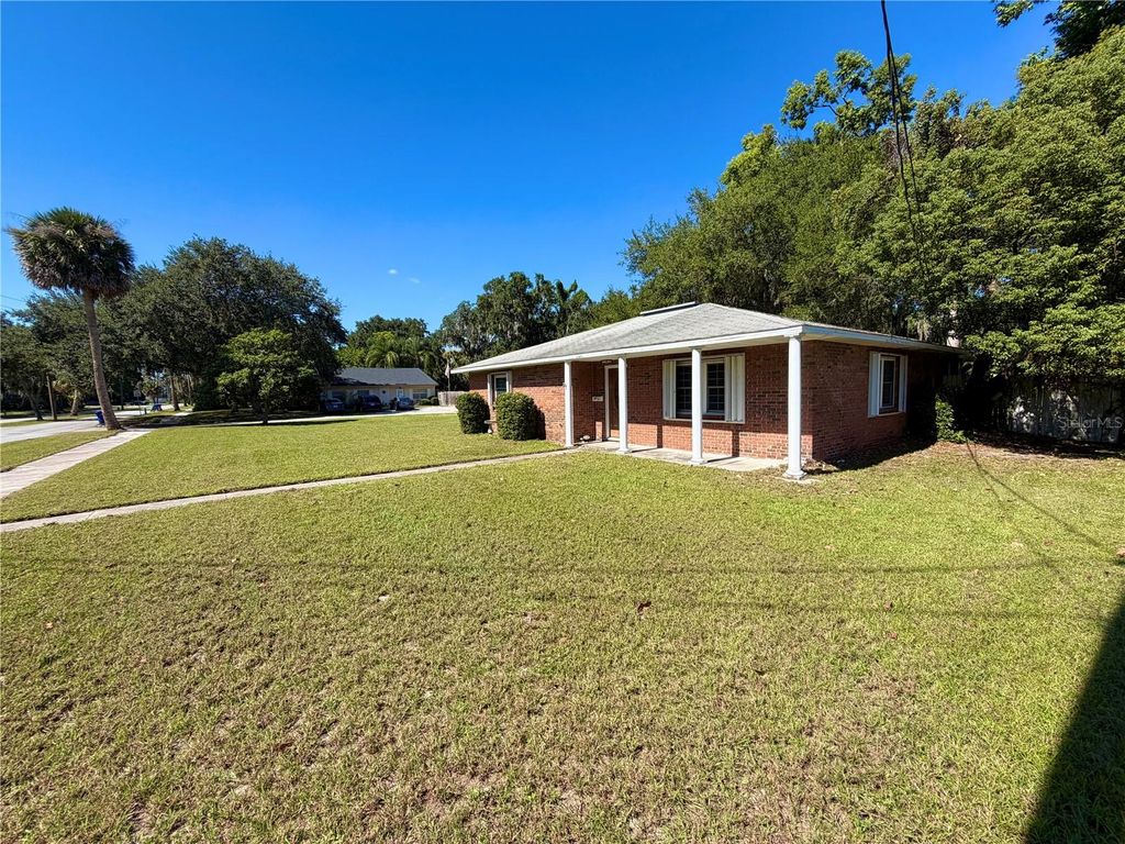 Photo of 208 Palm Way, Tavares, FL 32778 (MLS # G5103376)