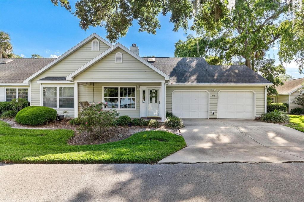 Photo of 911 Beverly Harbors Drive #16, Leesburg, FL 34748 (MLS # G5111774)