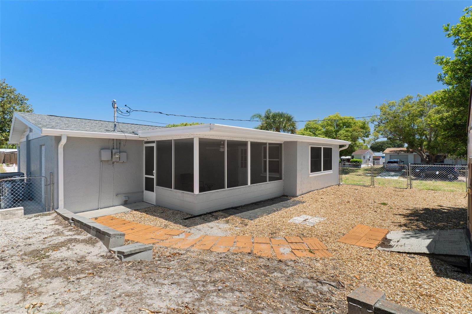 COLONIAL HILLS - Residential