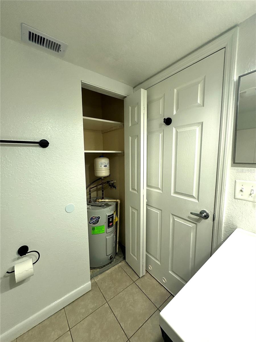 SKINNER'S SUB, L.B. W 100FT OF LOT 1 LESS W 5 FT F - Residential Lease