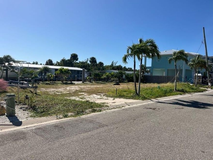 Prime CANAL lot on beautiful Long Boat Key. l with 2 new working boat lifts installed in 2023 (10,000lb capacity & 13,000lb capacity)! Ready to be built on - lot has been cleared. New 100' sea wall installed in 2022. Deeded beach access to the gulf as well. Perfect location near amazing restaurants and beautiful beaches.