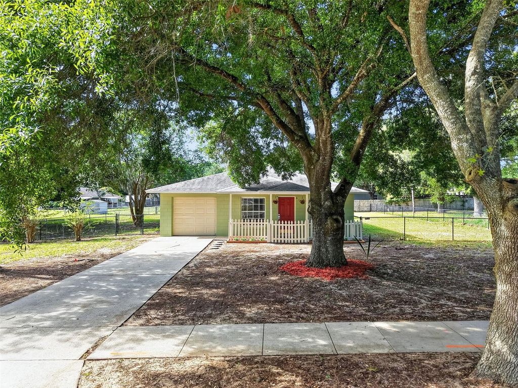 Photo of 610 Palmetto Drive, Mascotte, FL 34753 (MLS # G5111638)