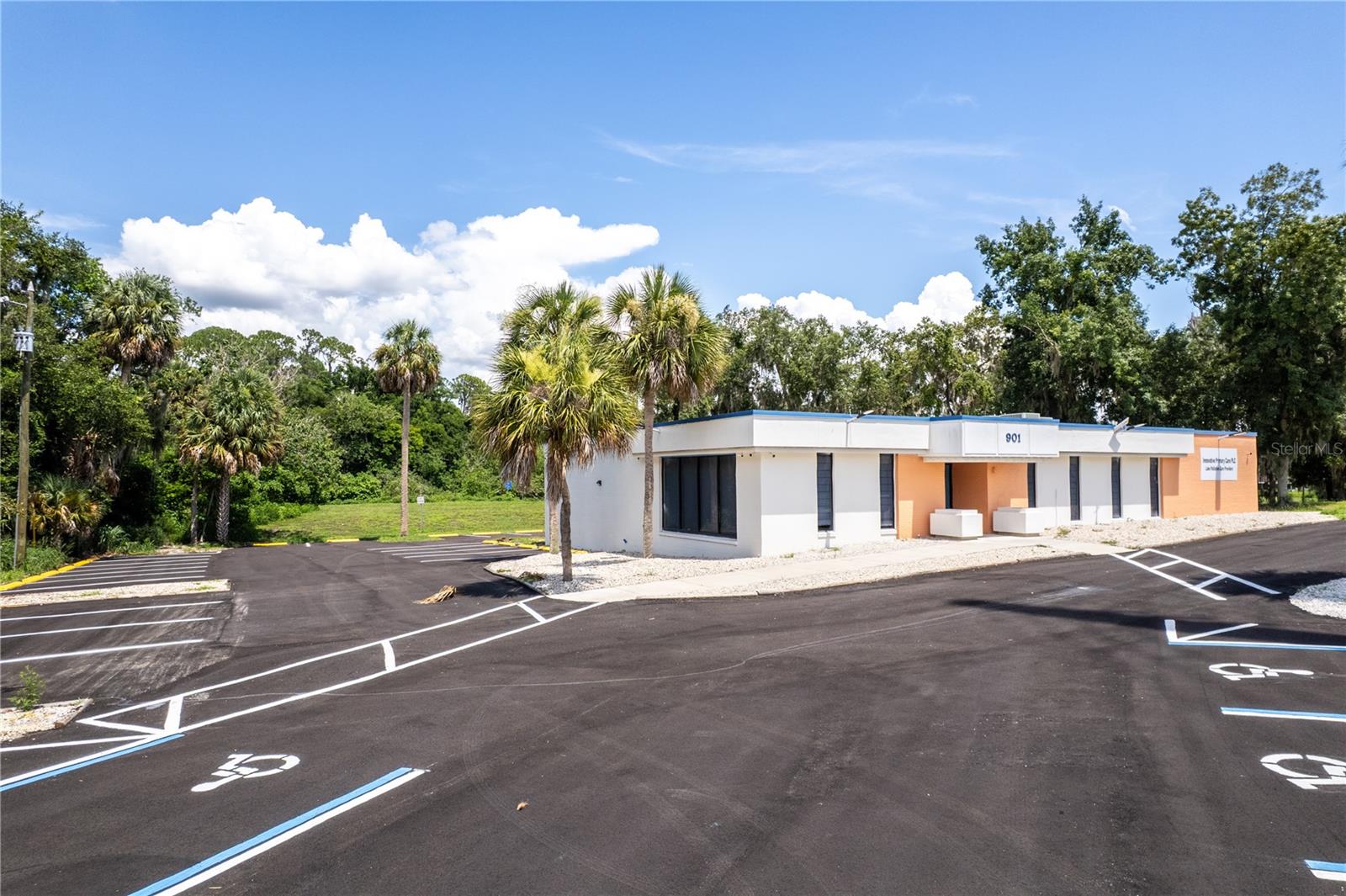 901 N GROVE ST / SR 19