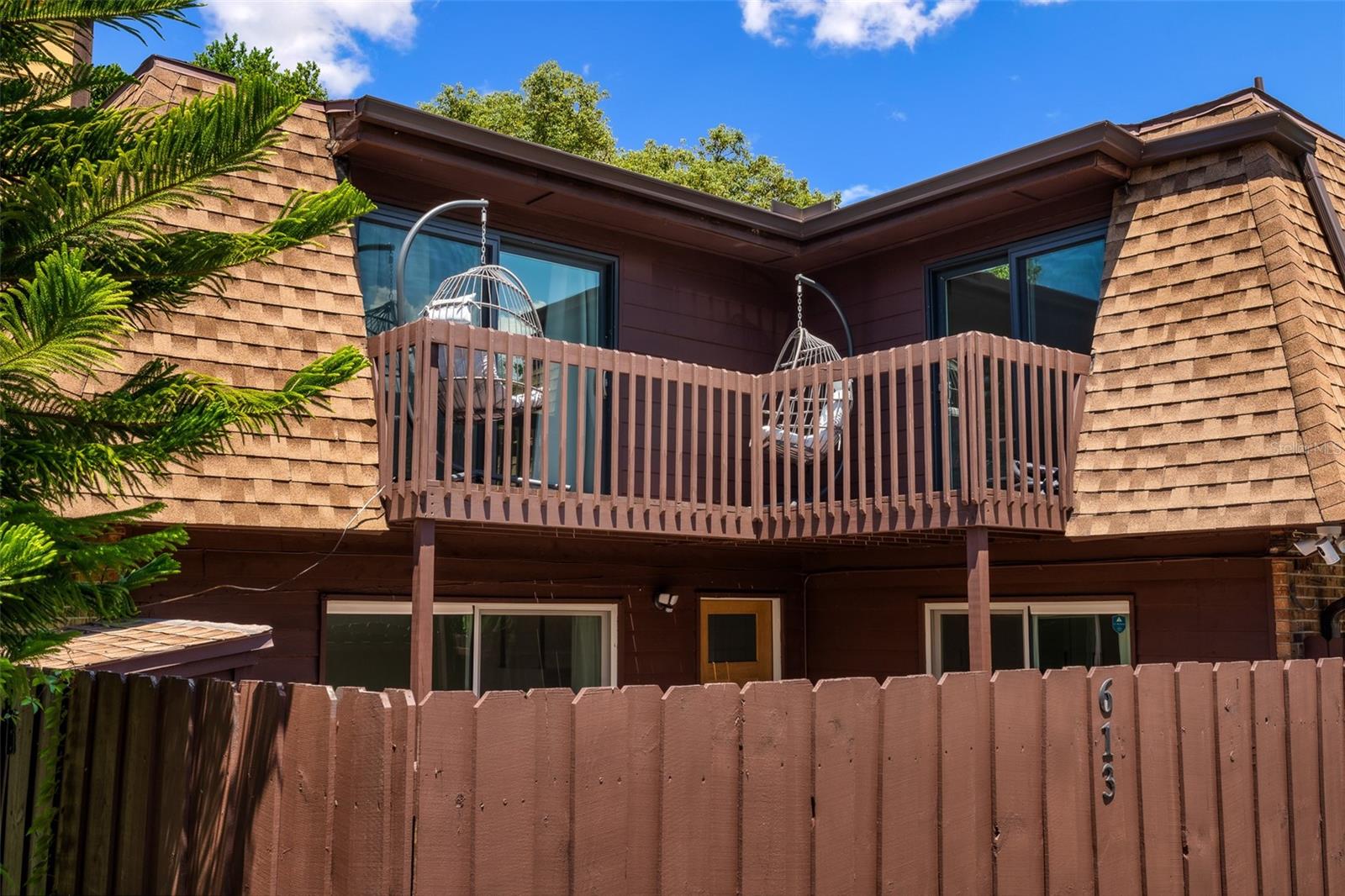 Welcome to this beautifully remodeled 2-bedroom, 2-bathroom home in the heart of Ocoee! Offering 1,234 sq ft of living space, this property features new appliances, a new water heater, and modern finishes throughout. Zoned for Ocoee Elementary, Ocoee Middle, and Ocoee High, it’s a great option for families.
The community includes a sparkling pool, lake access, two tennis courts, and a dog park. Conveniently located, you’ll be within 5–15 minutes from shopping, dining, and major highways, and 10-20minutes of West Oaks Mall, Winter Garden, Windermere, and Downtown Orlando. This home combines comfort, style, and a prime location—ready for you to move in!