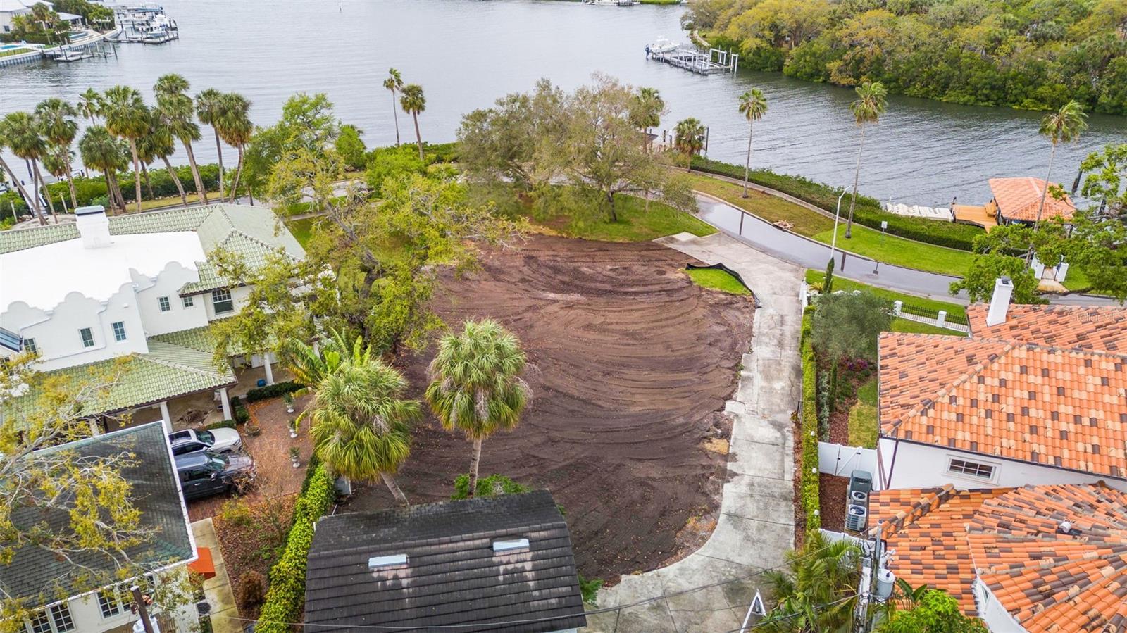 824 S BAYSIDE DRIVE