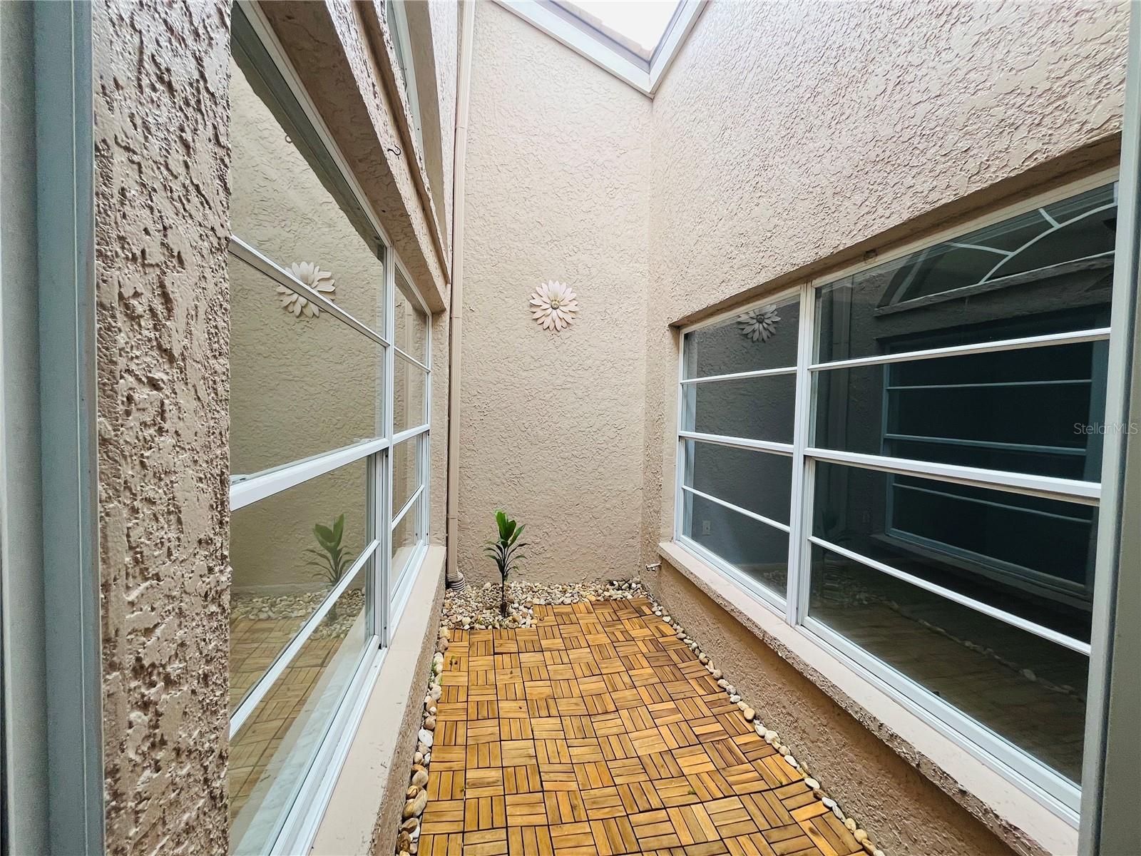 SALEM SQUARE - Residential