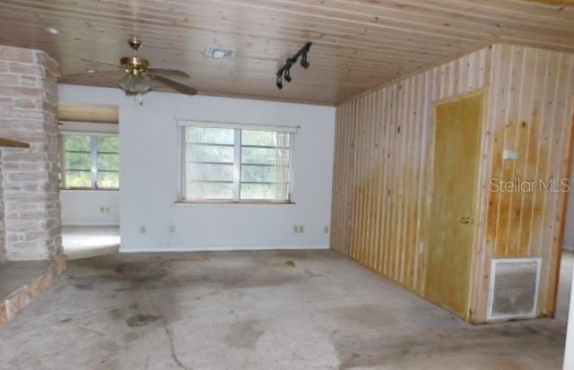 Photo of 155 S Oxford Drive, Englewood, FL 34223 (MLS # K4903915)