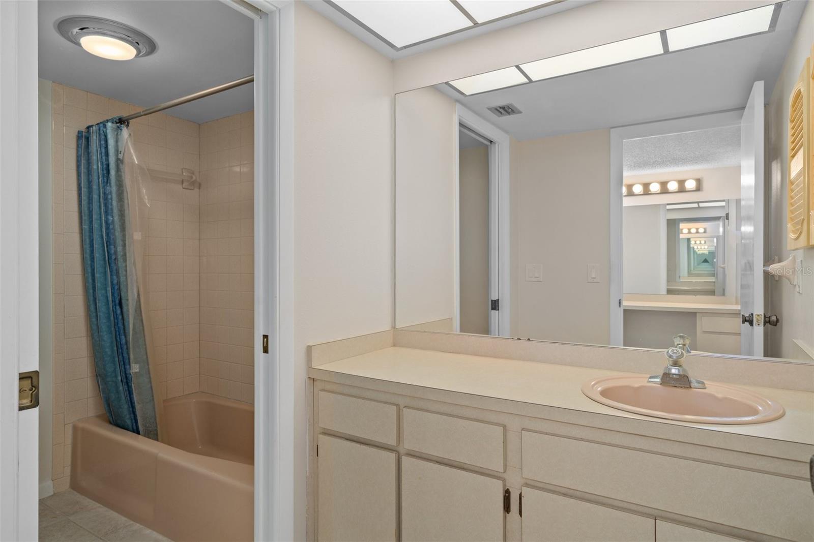 SAND PEBBLE POINTE CONDO 01 AMD 02 - Residential