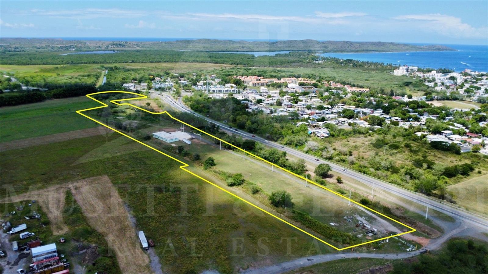 Exceptional opportunity to acquire a 13.30-cuerda parcel (approx. 12.91 acres / 52,275 m²) in Boquerón, Cabo Rojo.
Includes a 5,640 sq. ft. structure with 5 bedrooms, each featuring its own family room, living/dining area, kitchen, bathroom, and laundry space.
Conveniently located near gas stations, supermarkets, pharmacies, restaurants, schools, post office, marina, balneario de Boqueron and poblado de Boqueron.
Current zoning: SREP-A (Specially Protected Rustic Land – Agricultural). Zoning change request has been submitted and is currently under review.
Located just off PR-100 KM 14.0 in Flood Zone X (minimal risk).
Coordinates: 18.02949059, -67.16027630.
Ideal for investors or those seeking to develop an agricultural or eco-friendly project in one of the most desirable coastal areas of Puerto Rico.