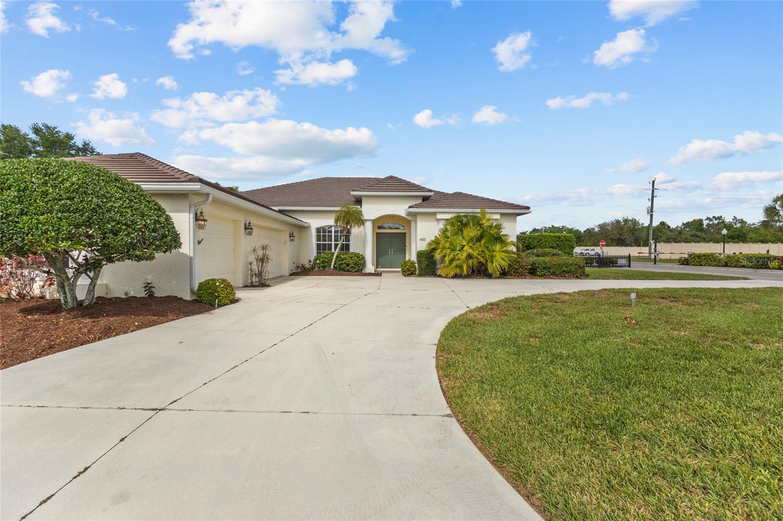 PELICAN POINTE GOLF & COUNTRY CLUB - Residential
