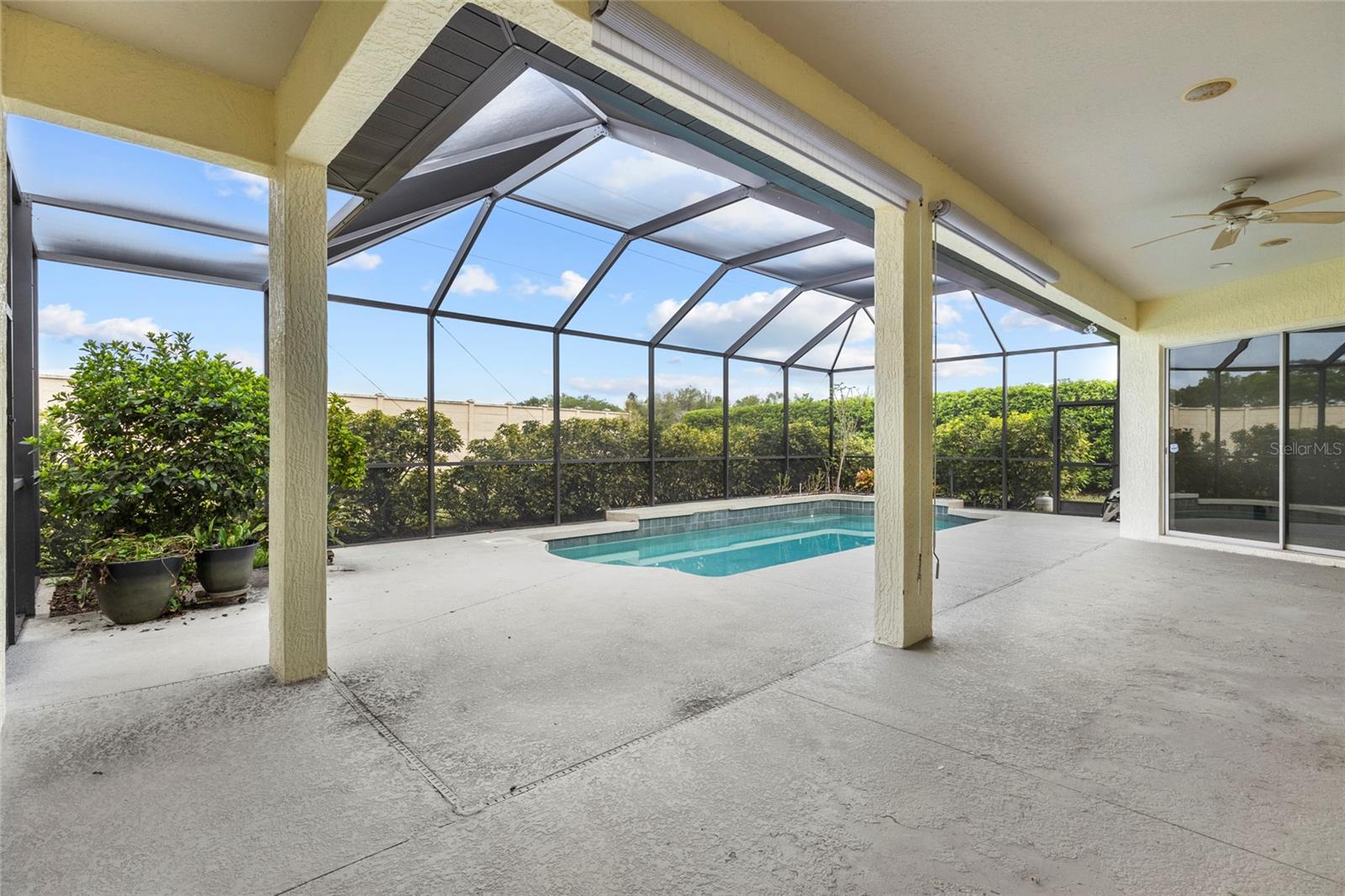 PELICAN POINTE GOLF & COUNTRY CLUB - Residential