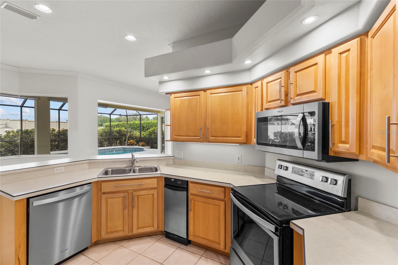 PELICAN POINTE GOLF & COUNTRY CLUB - Residential