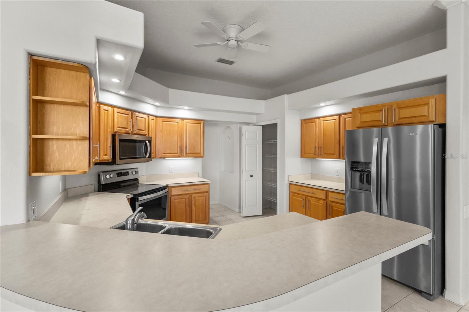 PELICAN POINTE GOLF & COUNTRY CLUB - Residential