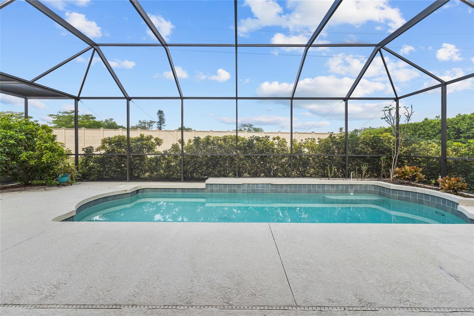 PELICAN POINTE GOLF & COUNTRY CLUB - Residential