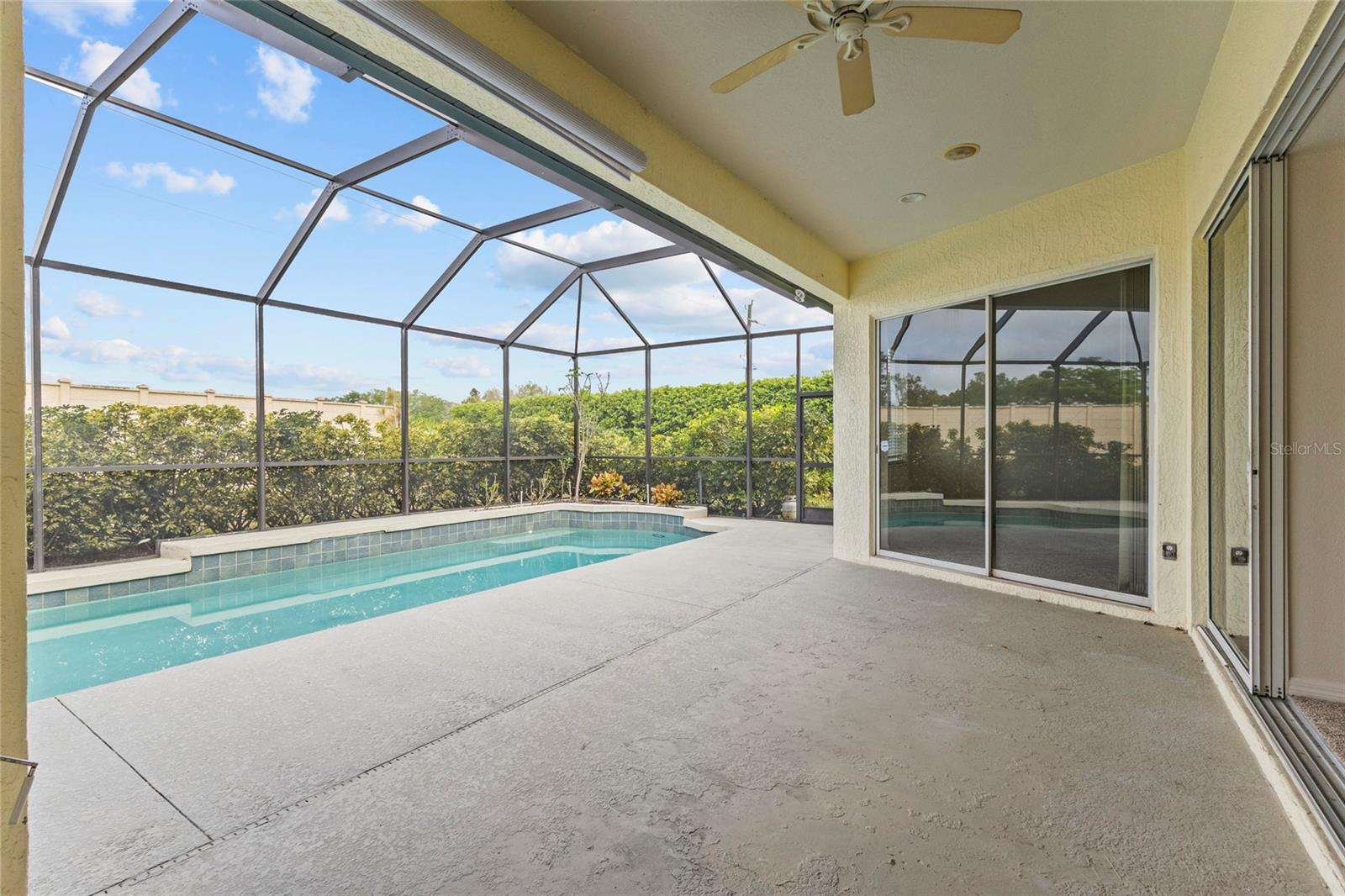 PELICAN POINTE GOLF & COUNTRY CLUB - Residential