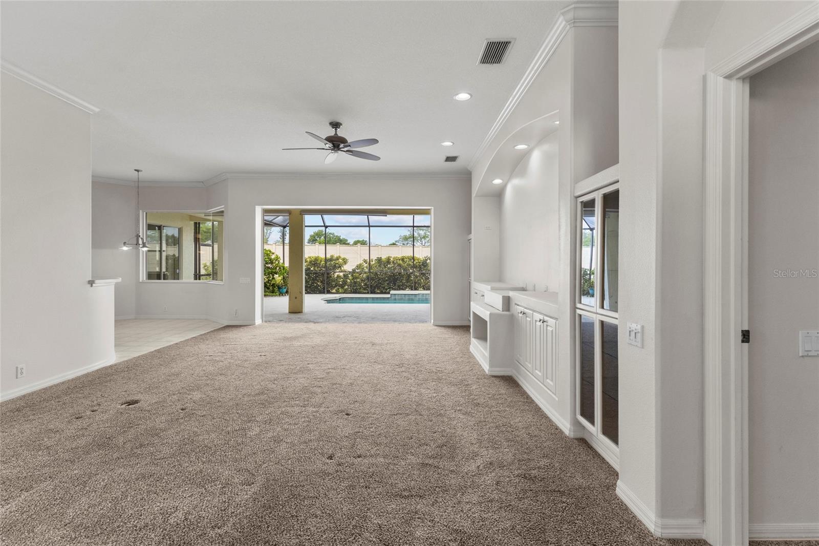 PELICAN POINTE GOLF & COUNTRY CLUB - Residential