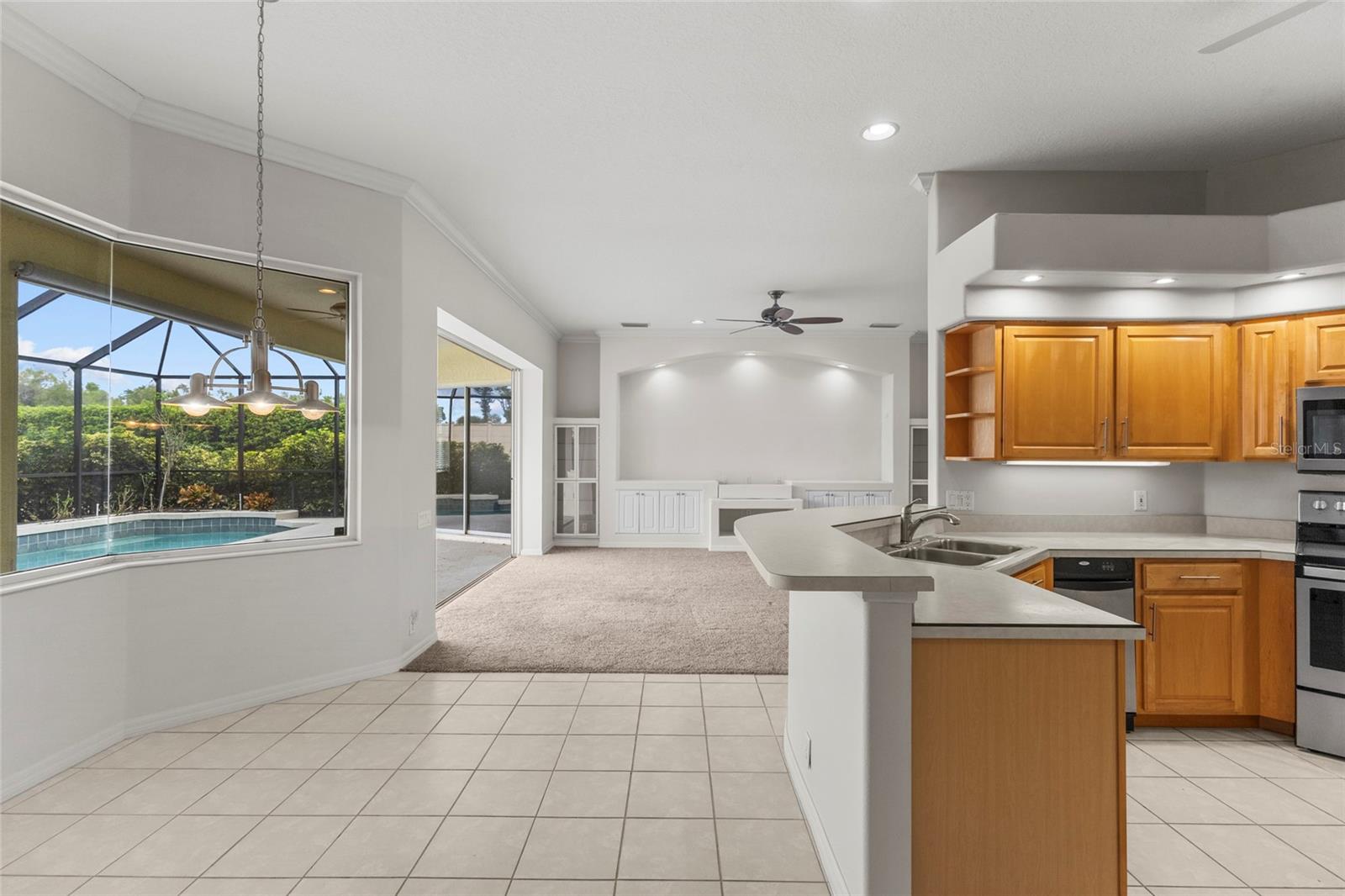 PELICAN POINTE GOLF & COUNTRY CLUB - Residential