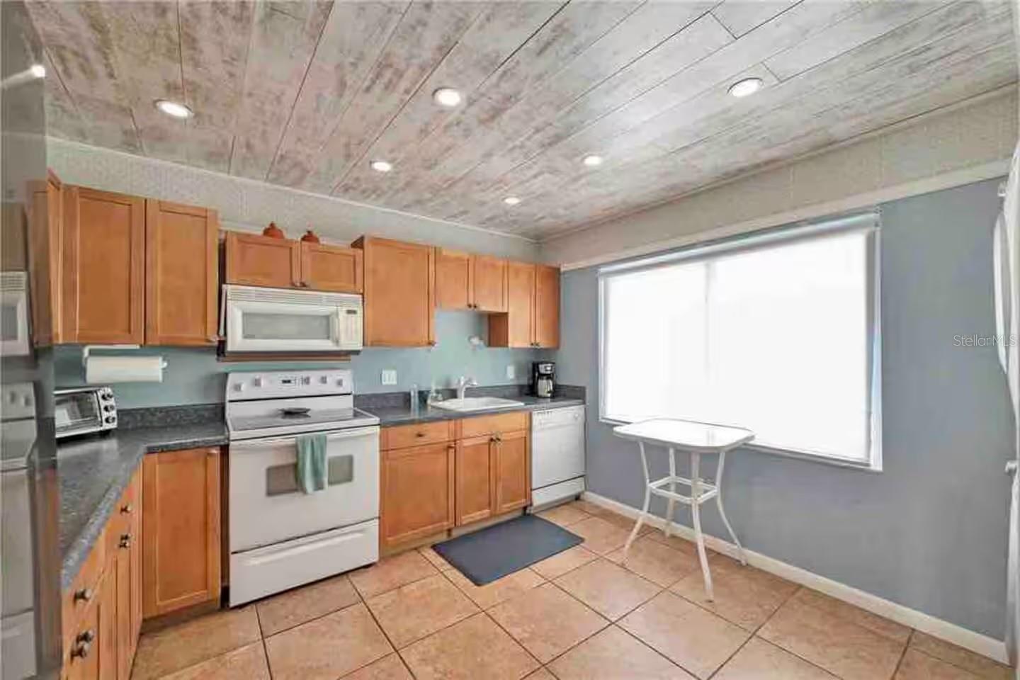 BAY BREEZE CONDO - Residential