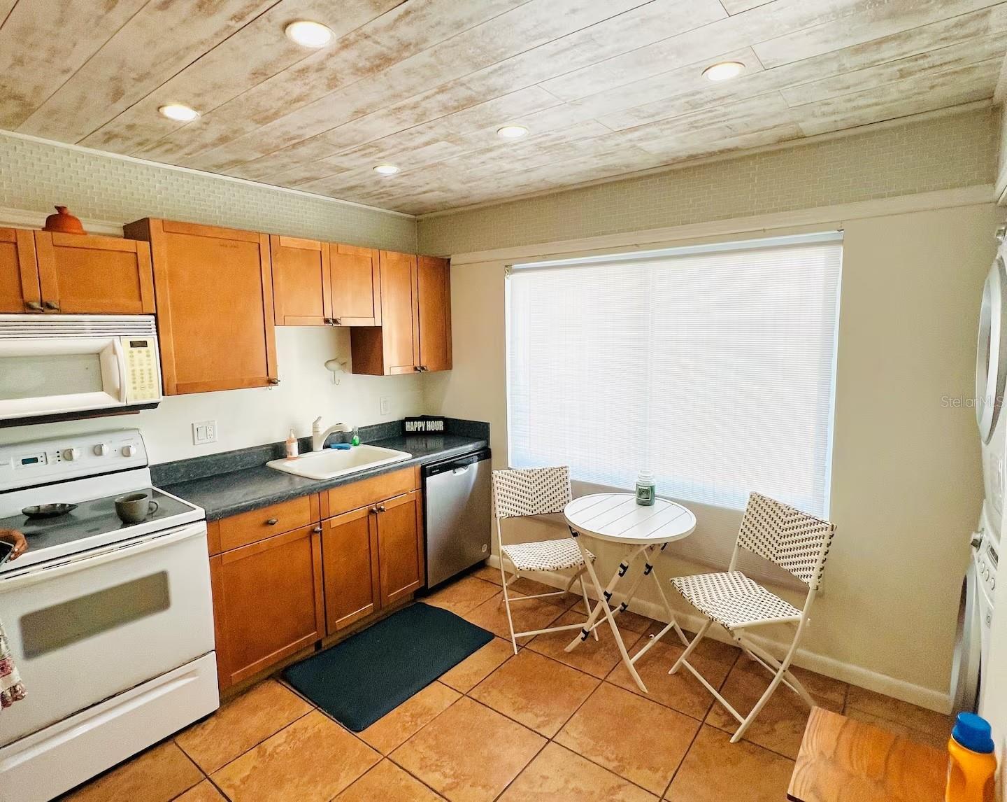 BAY BREEZE CONDO - Residential