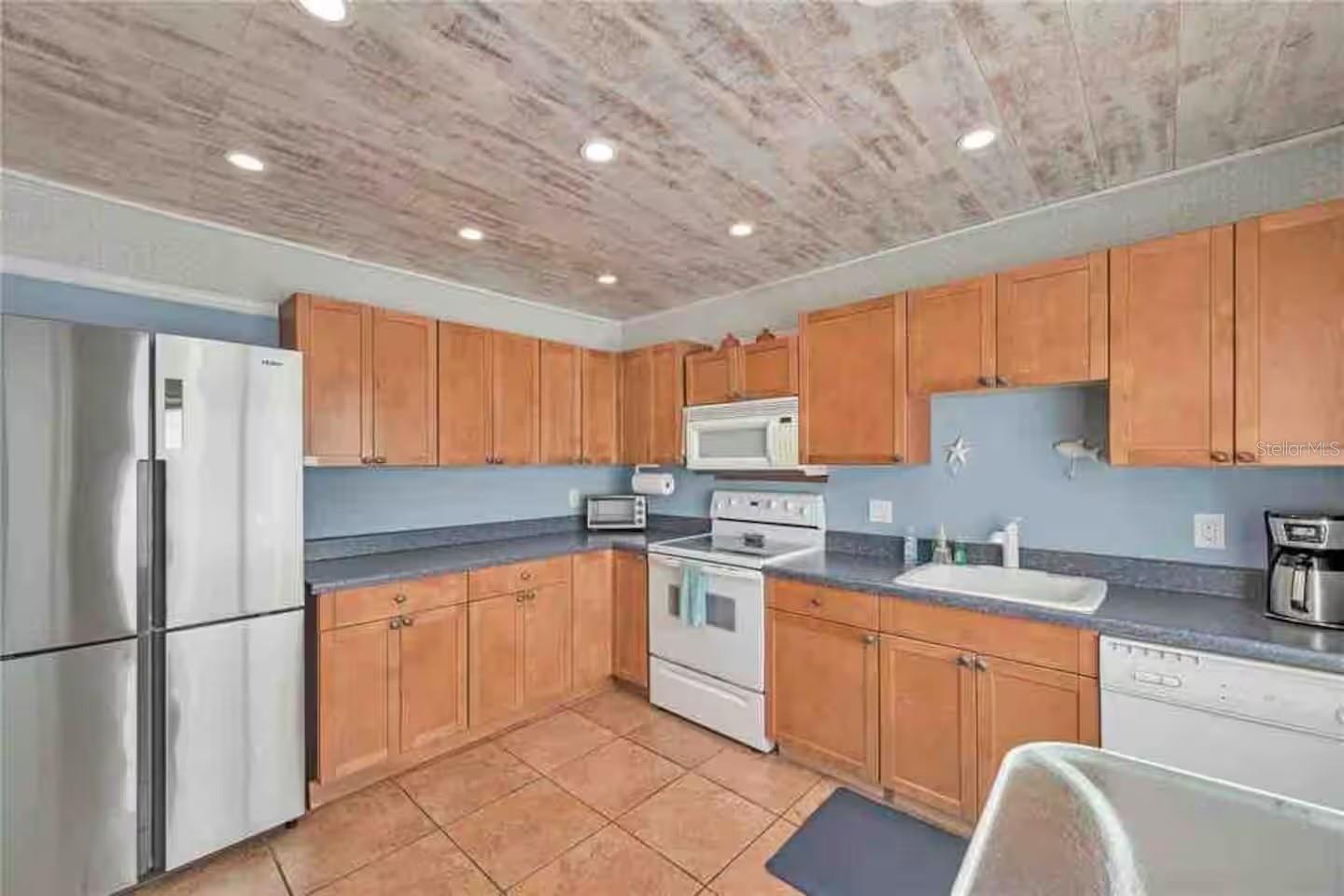 BAY BREEZE CONDO - Residential