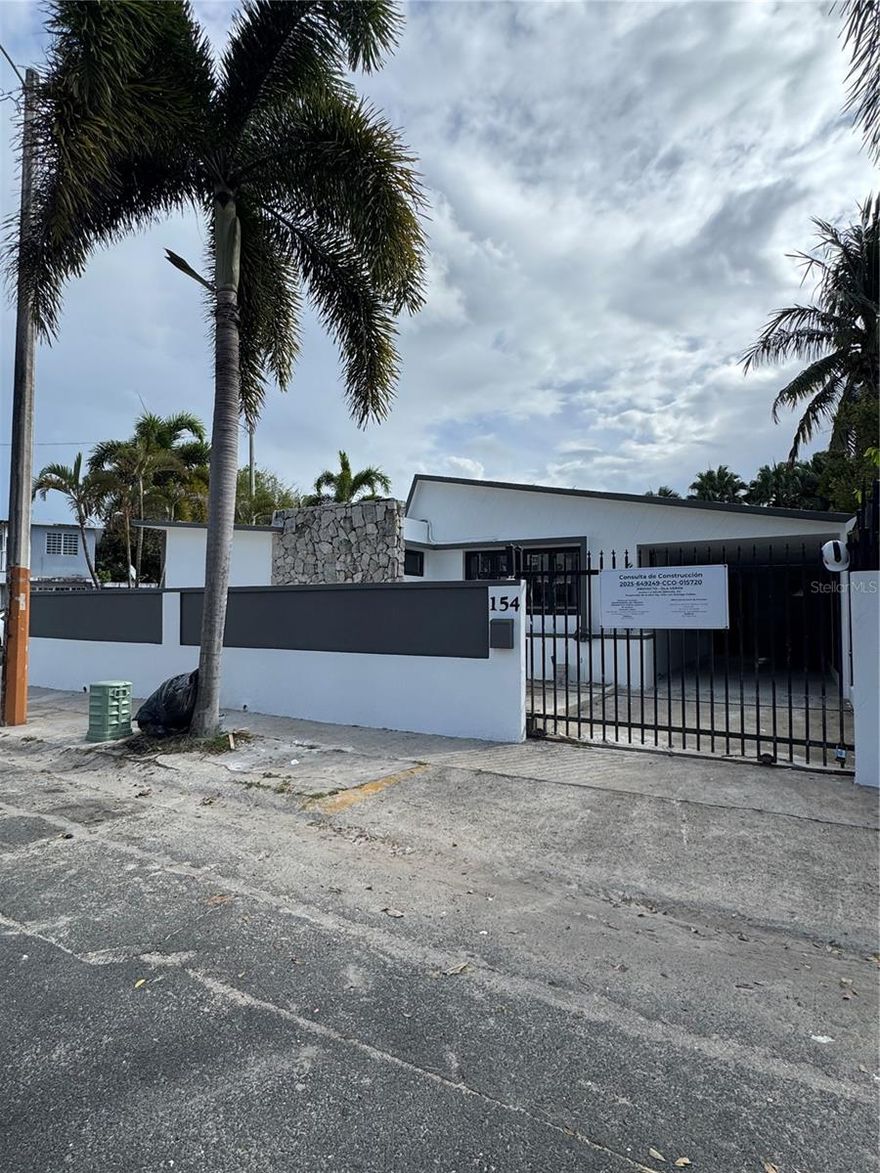 Beautiful and spacious newly remodeled corner house located in the heart of Isla Verde. This property features 4 bedrooms, 2 bathrooms, and a carport for two vehicles. Conveniently located just steps away from Avenida Isla Verde, the beach, Avenida Baldorioty, supermarkets, schools, banks, restaurants, and hotels. Ideal location with easy access to everything you need.