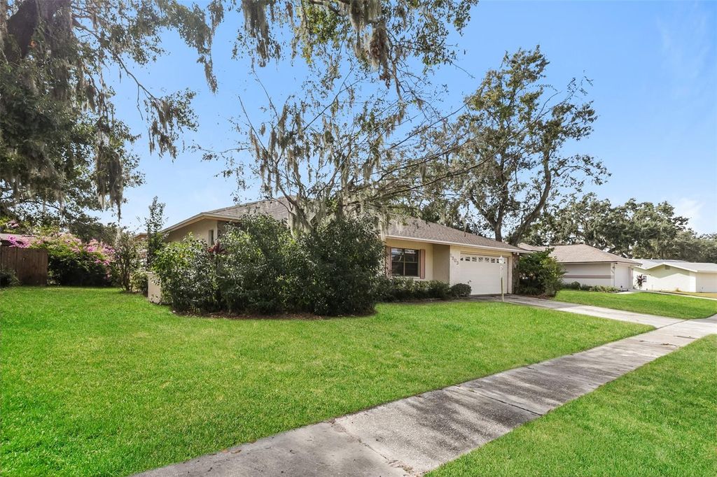 Photo of 1303 Sandalwood Drive, Plant City, FL 33563 (MLS # O6366018)