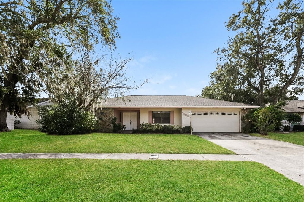 Photo of 1303 Sandalwood Drive, Plant City, FL 33563 (MLS # O6366018)