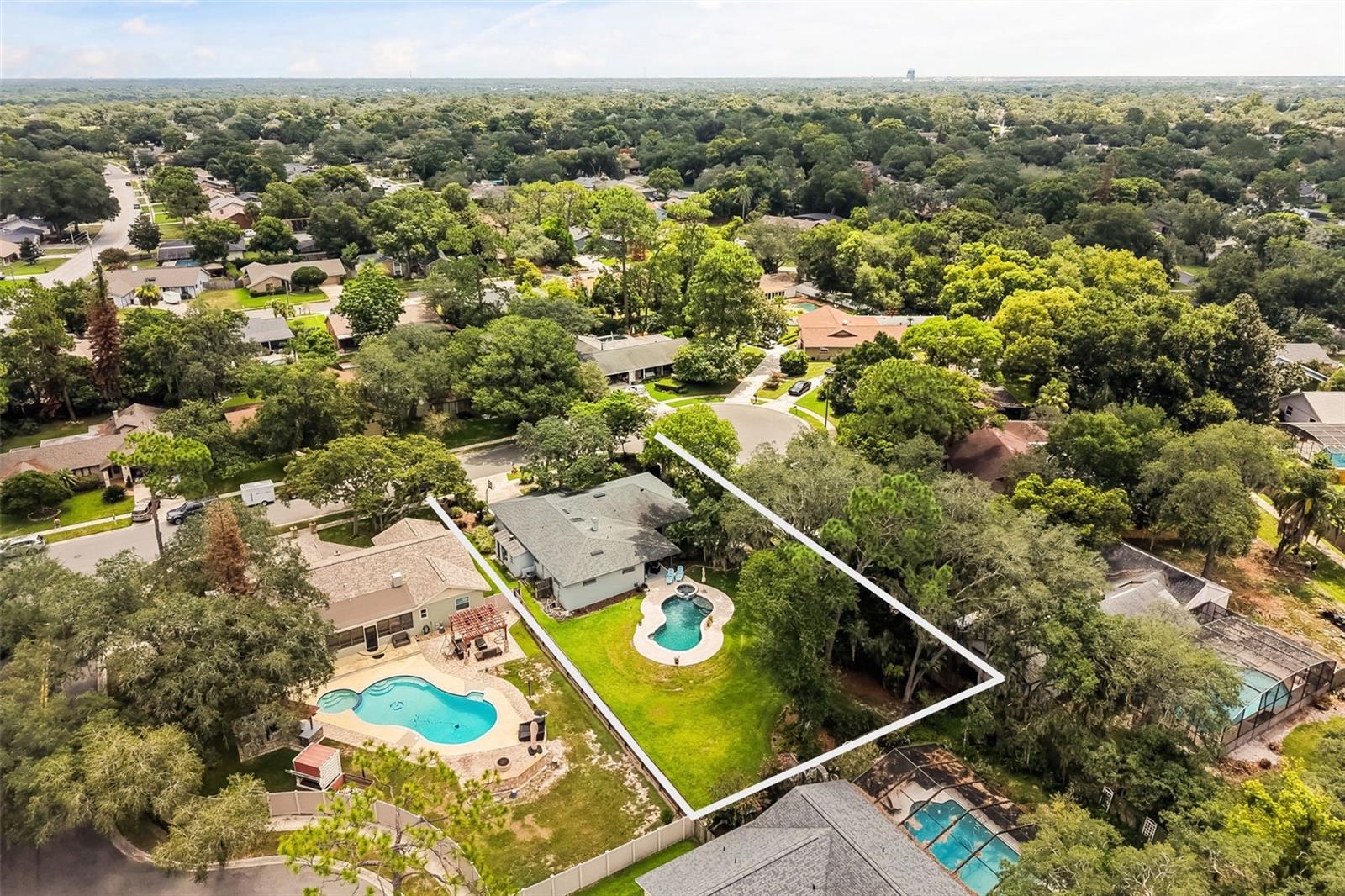 260 QUEENSBERRY COURT