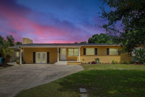 Photo of 3707 Pelican Lane, Orlando, FL 32803 (MLS # TB8403048) Photo of 3707 Pelican Lane, Orlando, FL 32803 (MLS # TB8403048)