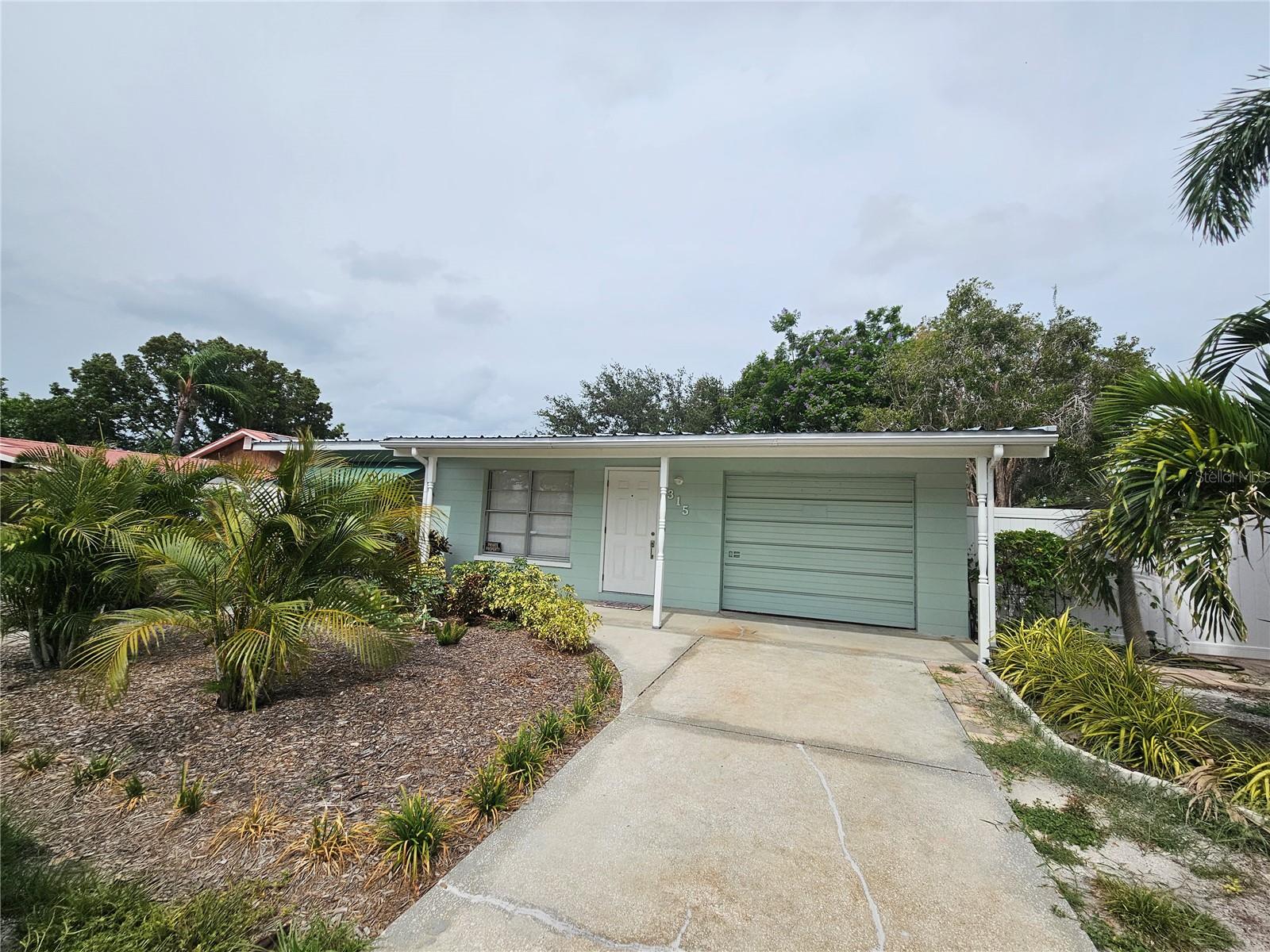 Welcome to your perfect coastal retreat! This 2-bedroom, 1-bathroom home offers comfort, convenience, and location all in one. Just minutes from Anna Maria Beach, IMG Academy, top-rated restaurants, and local shopping, this home puts you close to everything.