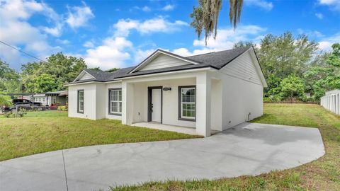 A home in LAKELAND