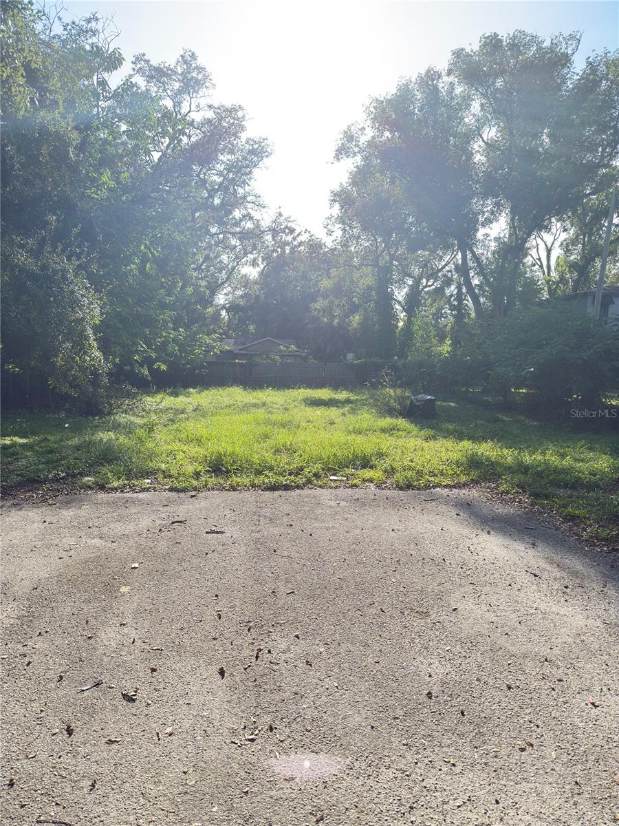Vacant lot conveniently located in the heart of Tampa, convenient to airport, beaches, shopping restaurants and I-75. Imagine your home here, bring your plans. NO HOA or CDD
