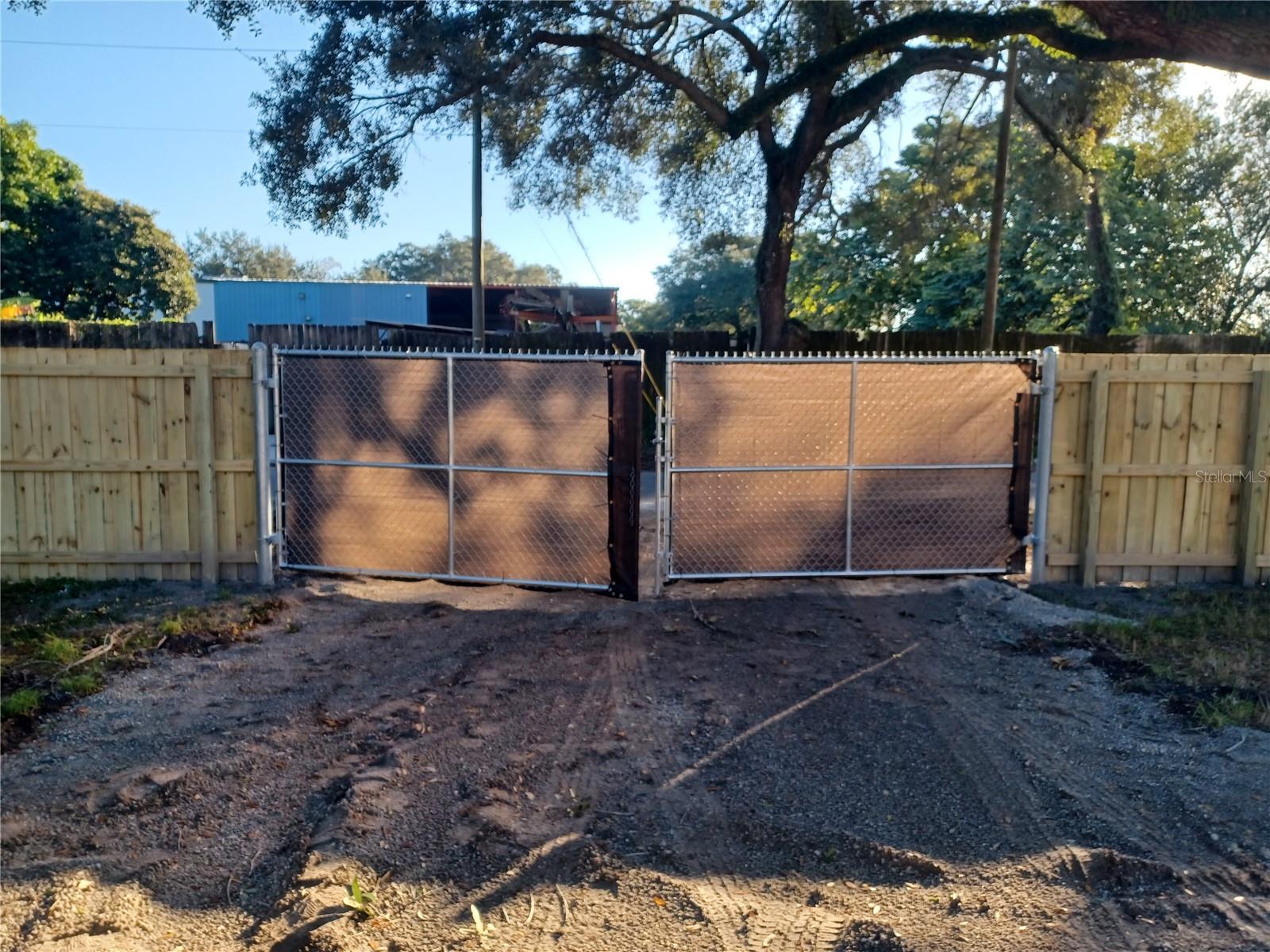 LIVINGSTON HEIGHTS - Land