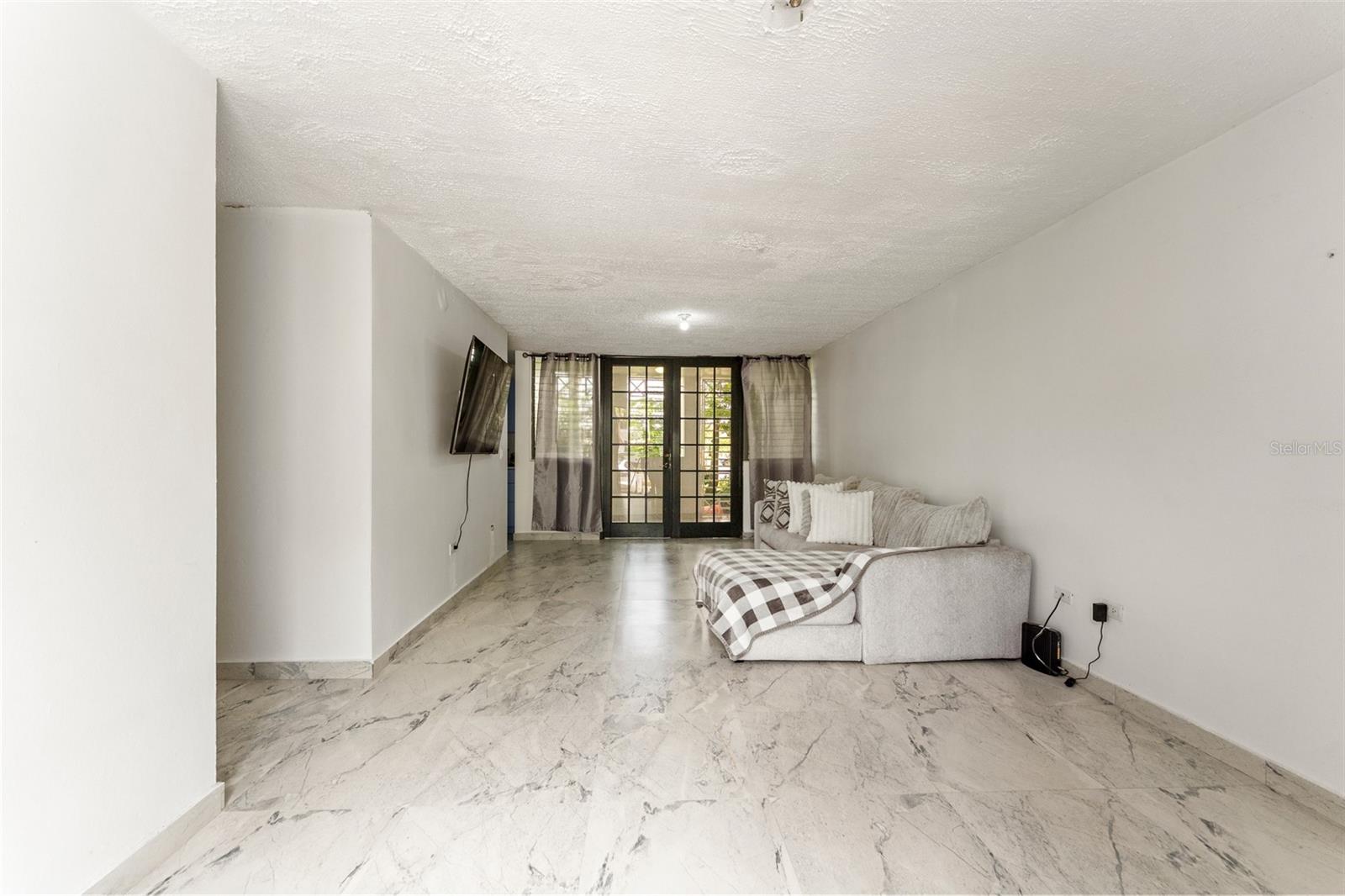 Beautiful garden apartment located in Golden Court II, offering 3 bedrooms and 2 full bathrooms across 1,174 sq. ft. of comfortable living space.
This unit includes one assigned parking space.
Conveniently situated just 3 minutes from Best Buy and 5 minutes from Plaza Las Américas, you’ll be close to major shopping centers, restaurants, supermarkets, and main highways — ideal for anyone seeking both comfort and accessibility in the metropolitan area.