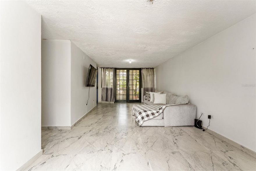 Beautiful garden apartment located in Golden Court II, offering 3 bedrooms and 2 full bathrooms across 1,174 sq. ft. of comfortable living space.

This unit includes one assigned parking space.

Conveniently situated just 3 minutes from Best Buy and 5 minutes from Plaza Las Américas, you’ll be close to major shopping centers, restaurants, supermarkets, and main highways — ideal for anyone seeking both comfort and accessibility in the metropolitan area.