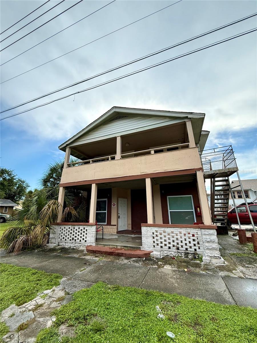 Welcome to downtown St. Pete! This downtown St. Pete studio apartment is available now! Recently renovated with new paint and flooring! Water, sewer, trash included for $50 a month! On site laundry! Located right downtown. 5 minutes to all the attractions on Beach Drive and 20 minutes to the Gulf Beaches.
