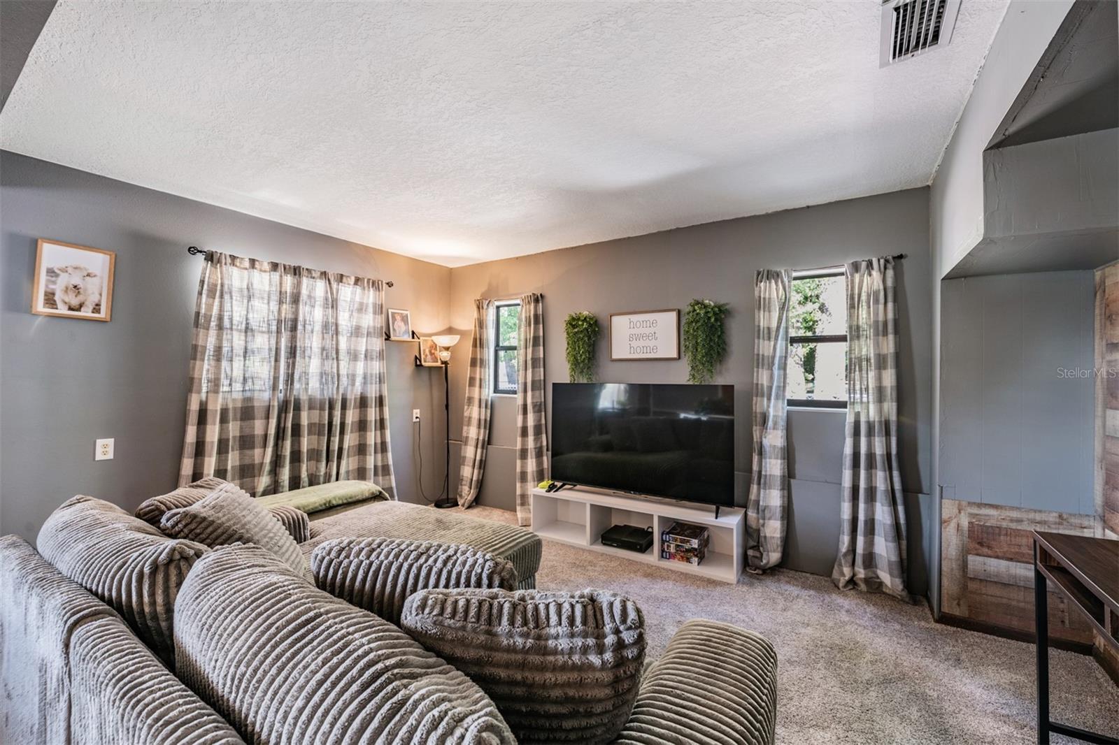 EASY ACRES - Residential