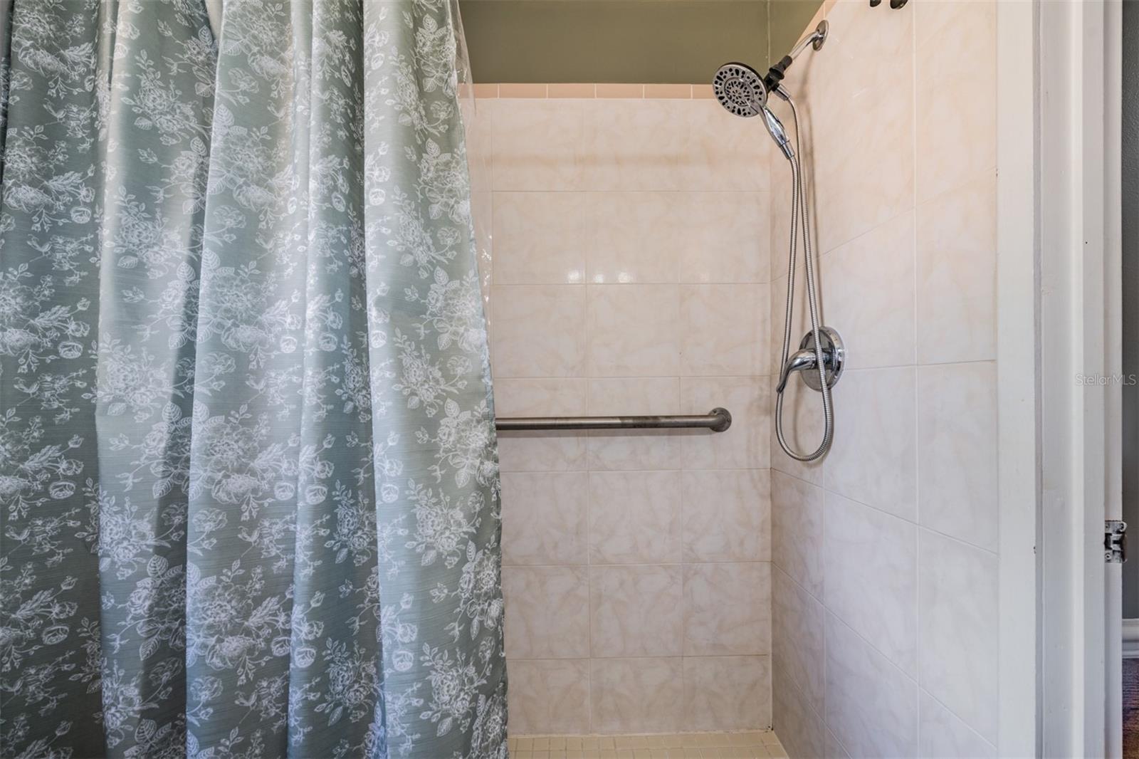 EASY ACRES - Residential