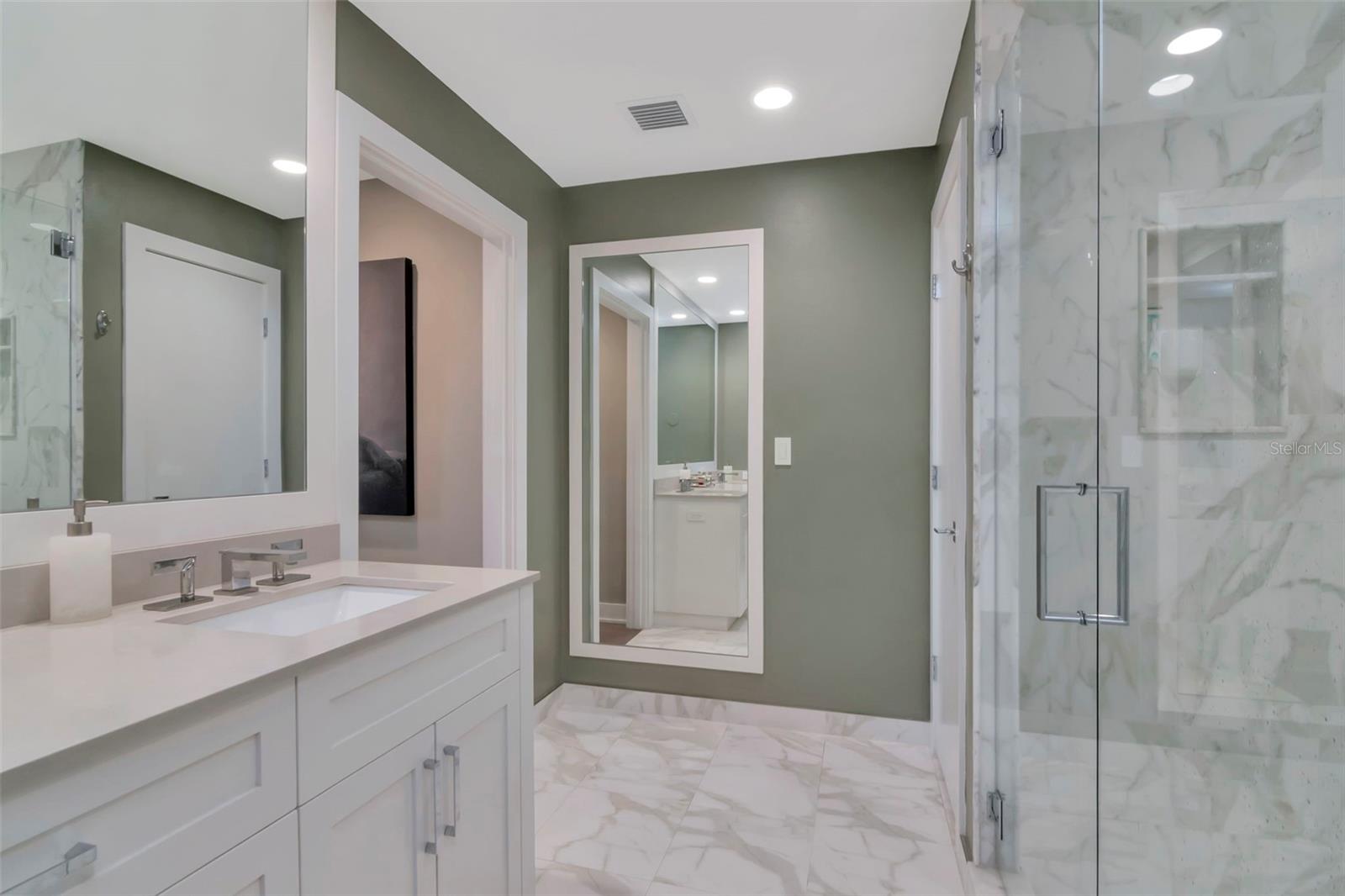 GRAND CENTRAL AT KENNEDY RESID - Residential Lease