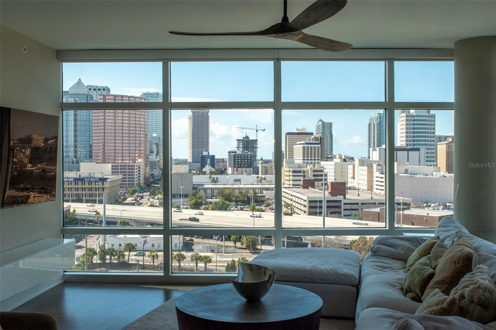 GRAND CENTRAL AT KENNEDY RESID - Residential Lease