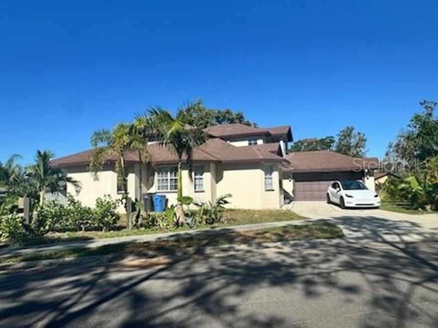 Great starter home or investment property with 4 Bedroom. Unrepresented buyers may be entitled to a DISCOUNT! This DISCOUNT is void and does not apply to any potential buyer that is a party to a Buyer Agreement applicable to the listed property". If you need help, I'm here for, make this your dream house. Hablo Español. This property is being sold As-Is.