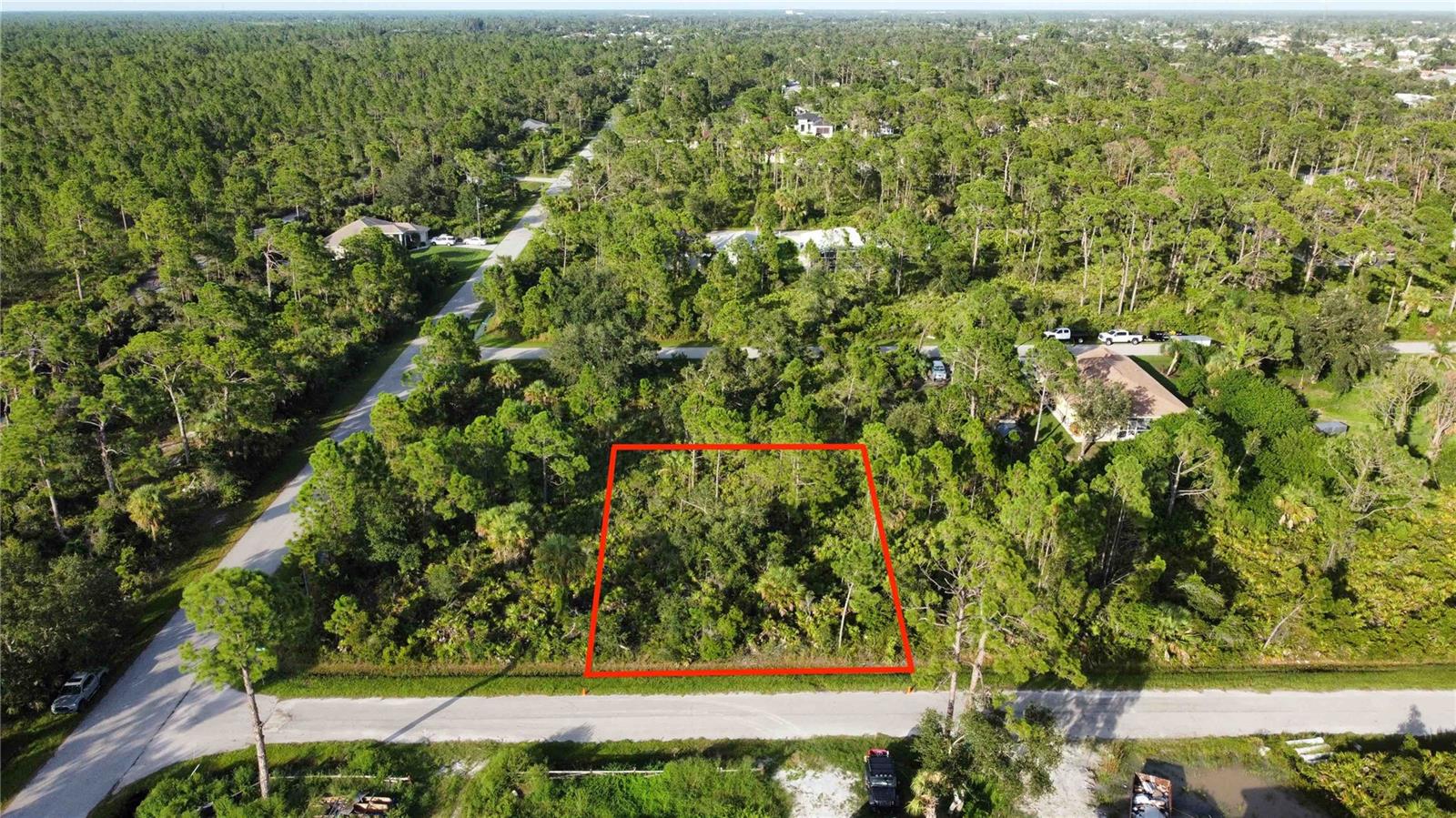 Building lot in the immediate vicinity of the Warm Mineral Springs park. Minutes to all services. Great opportunity to build an income-producing short or long-term rental. No scrub jays or other issues. Short driving distance to the beaches, Atlanta Braves Stadium, master-planned Murdock Village area and Downtown Wellen.
