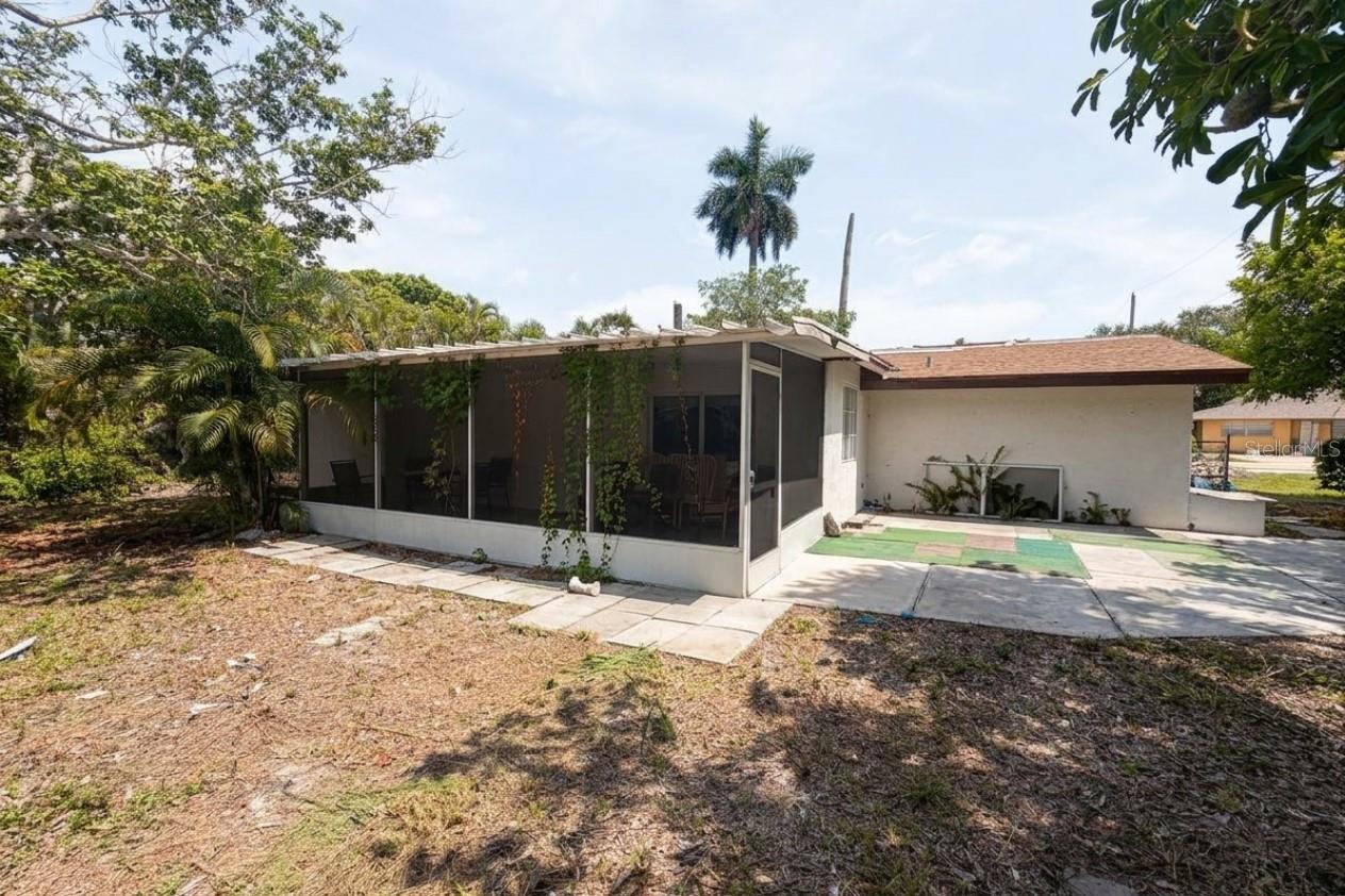 1515 MAPLE DRIVE