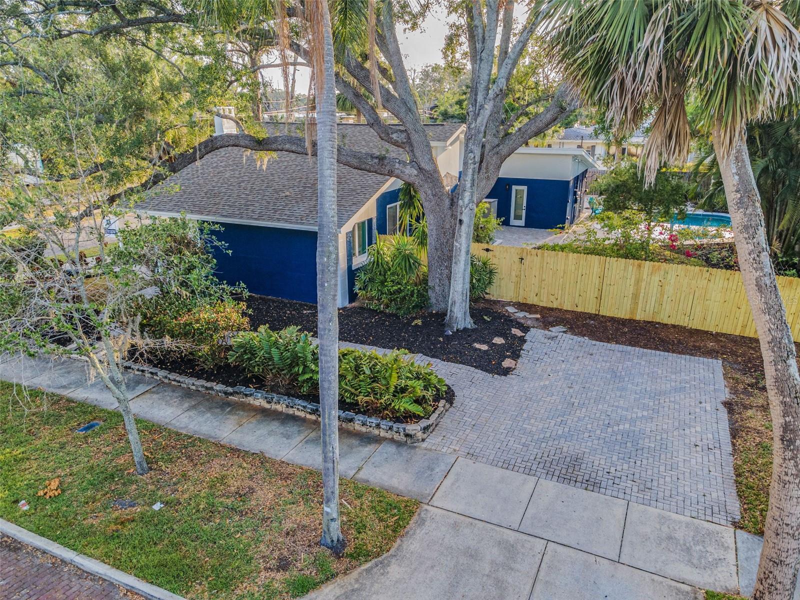 330 PINEAPPLE STREET