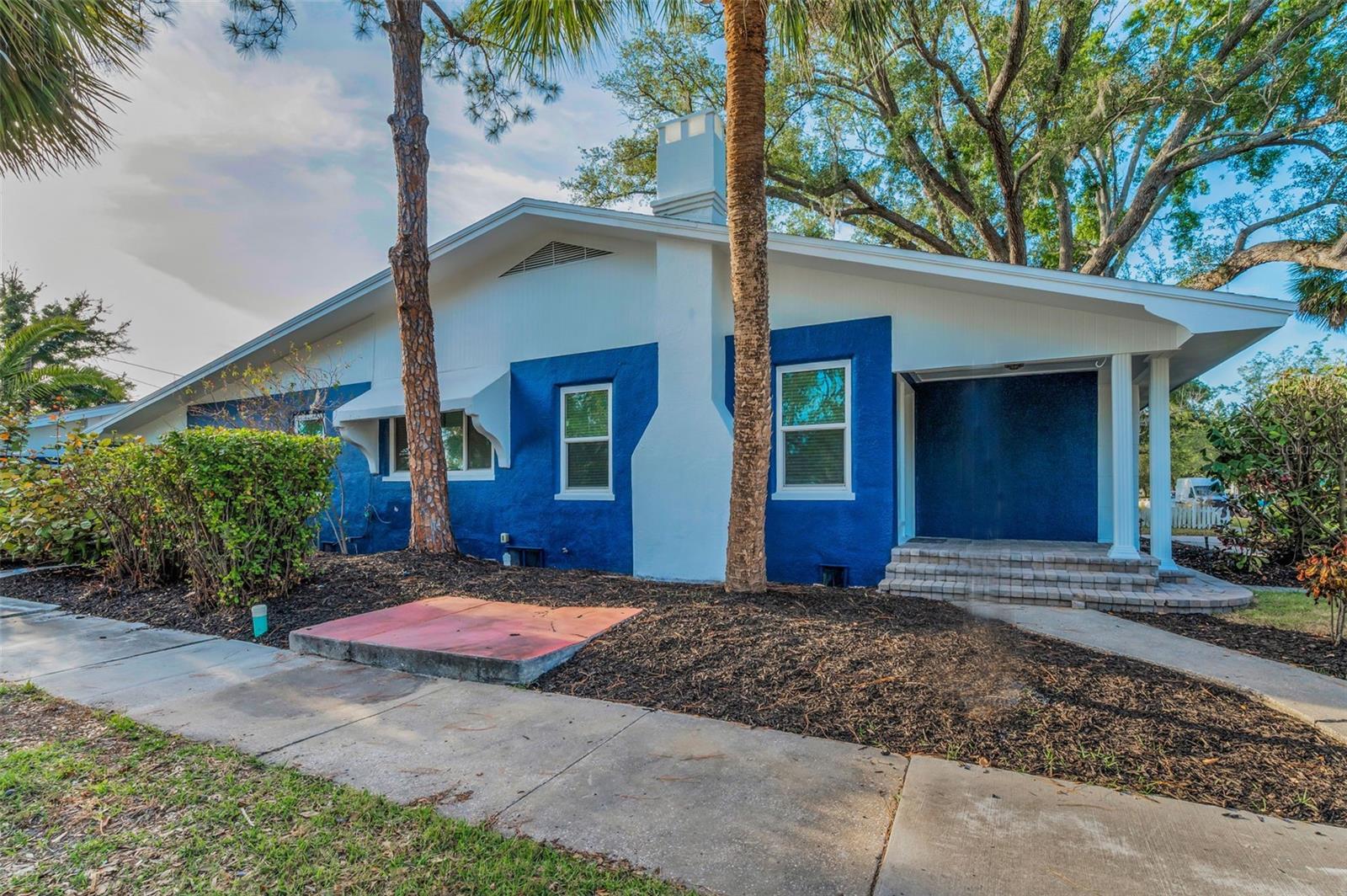 330 PINEAPPLE STREET