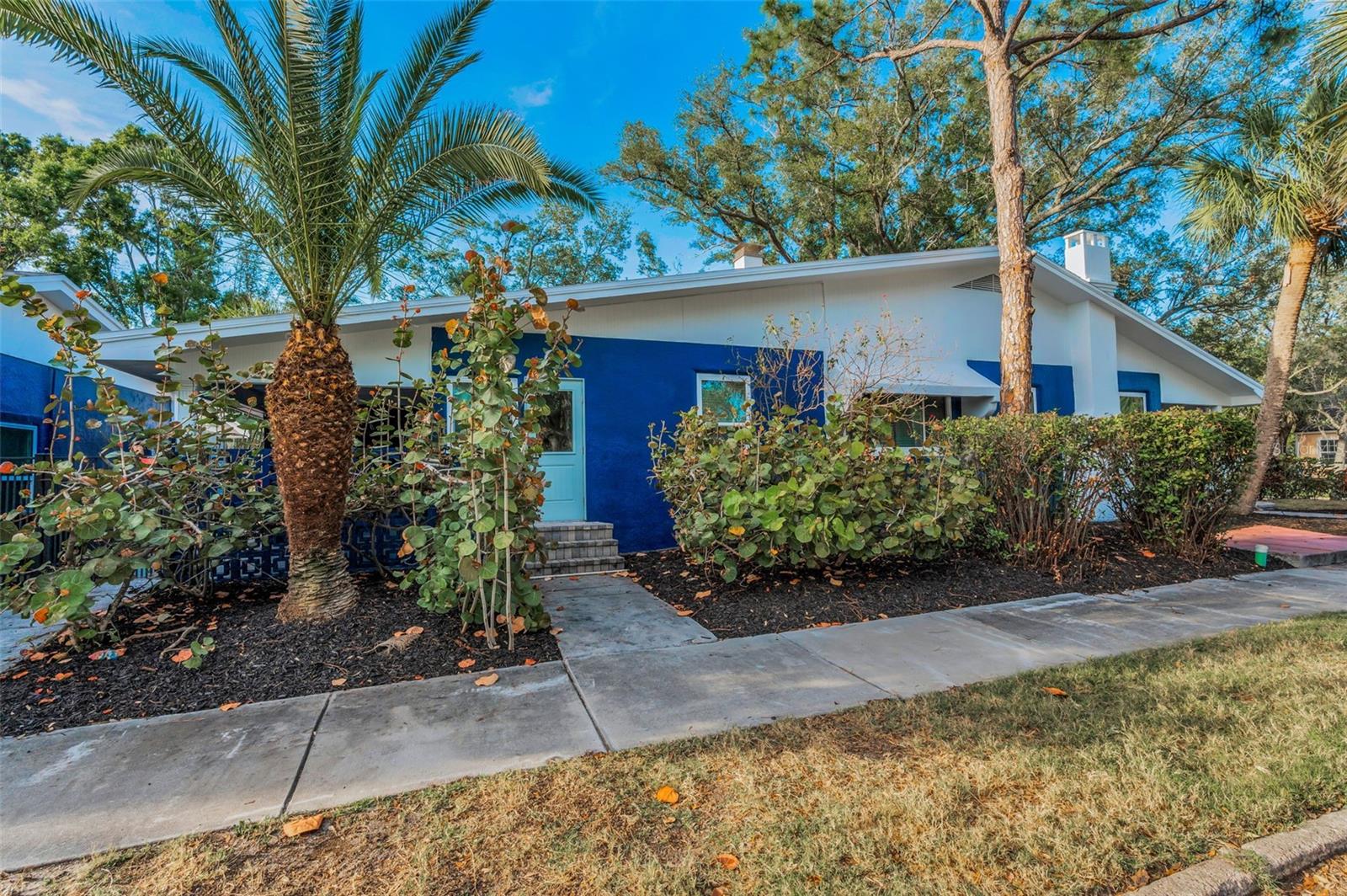 330 PINEAPPLE STREET