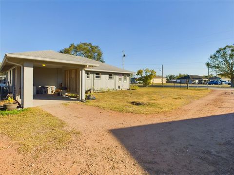 A home in LAKE WALES