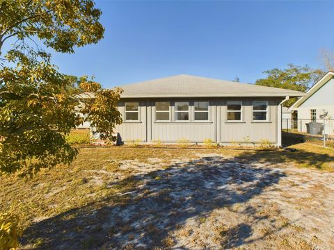 A home in LAKE WALES