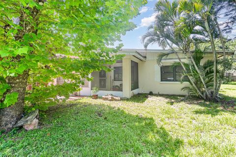 Photo of 139 Bossieux Boulevard, Melbourne, FL 32904 (MLS # O6323050)